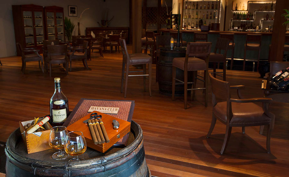 酒吧裝修設(shè)計(jì)中的雞尾酒調(diào)制方法